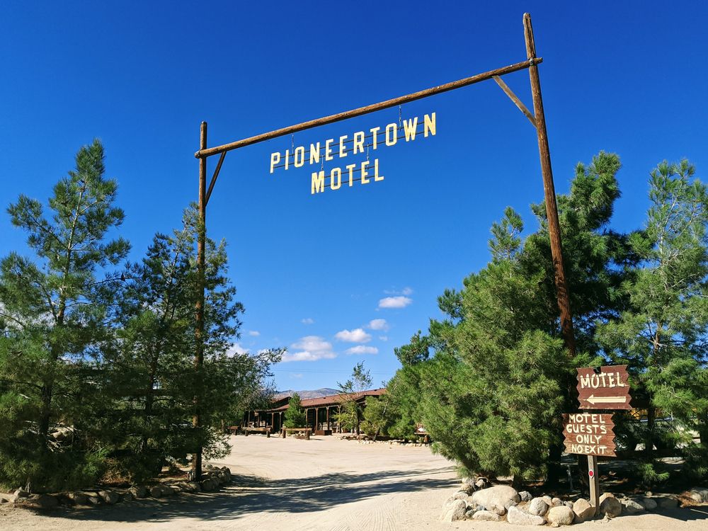 Entryway to Pioneertown Motel