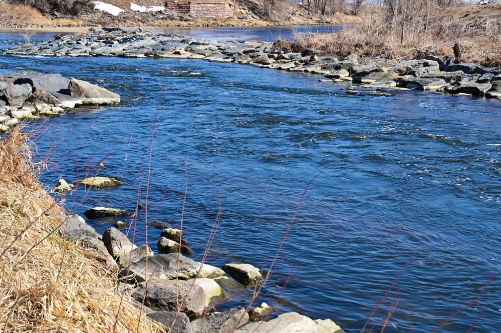 Stony banks of Platte River Trailhead Park
