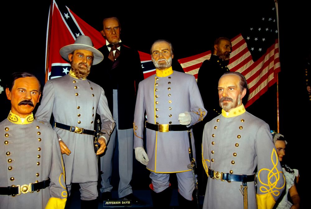 Wax statues of soldiers and Abraham Lincoln at Potter's Wax Museum