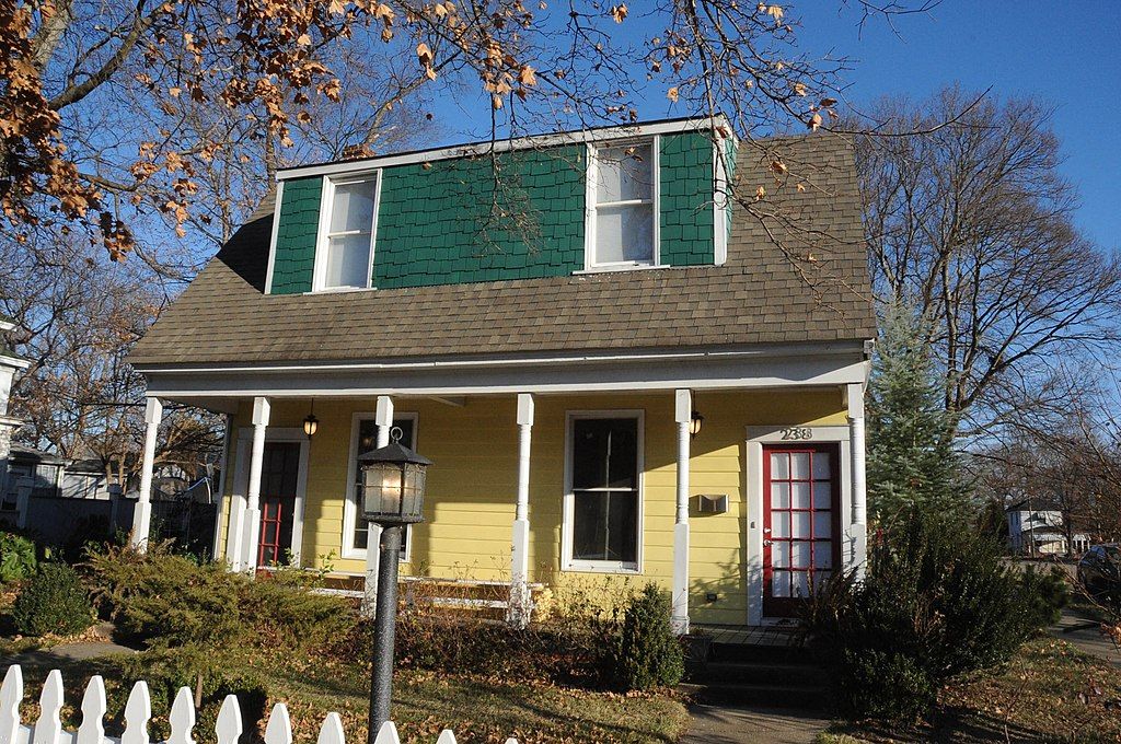 Front view of Roanoke Rapids Historic District, North Carolina