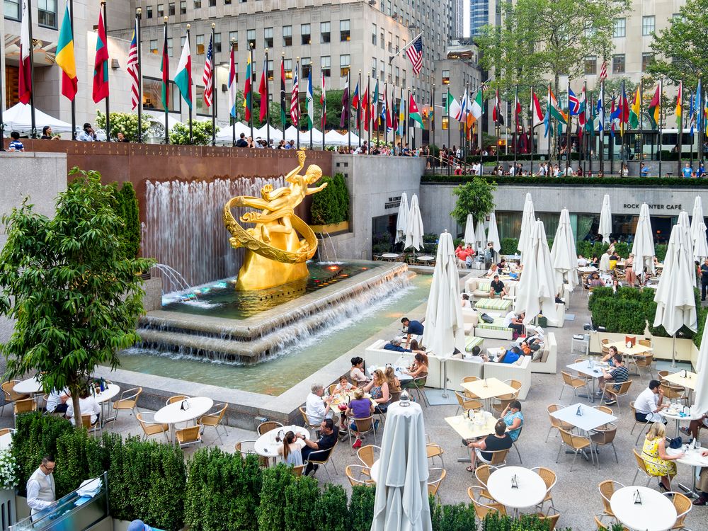 Outdoor dining area at Rockefeller Center