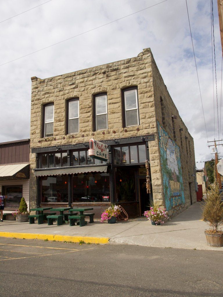 Front view of Roslyn Café