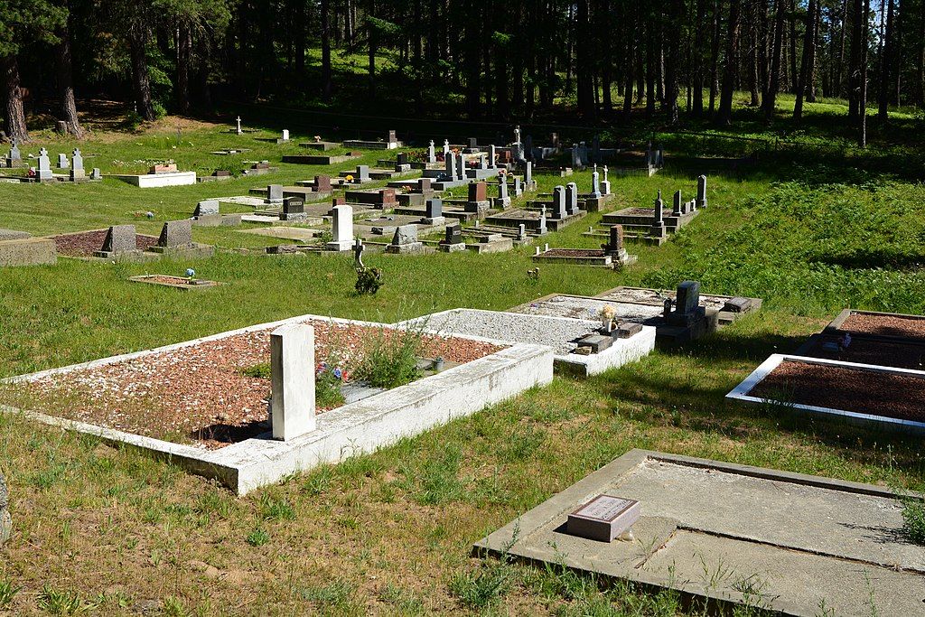 Daytime view of Roslyn Cemetery