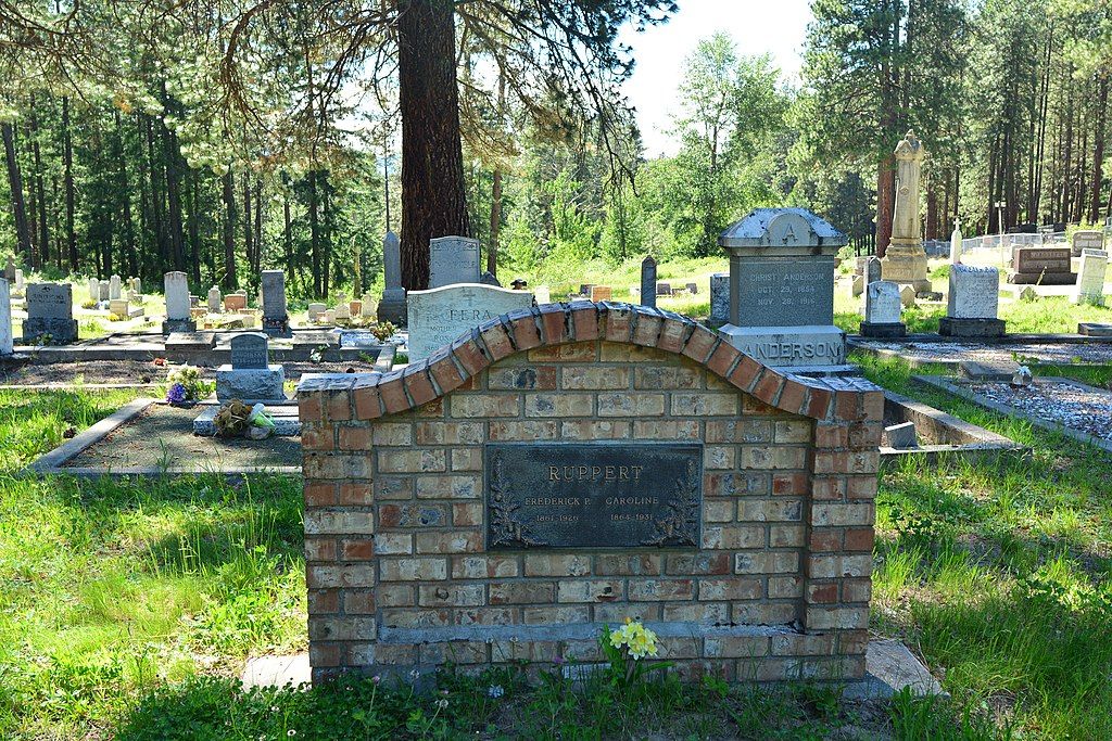 A gravestone made of brick at Roslyn Cemetery