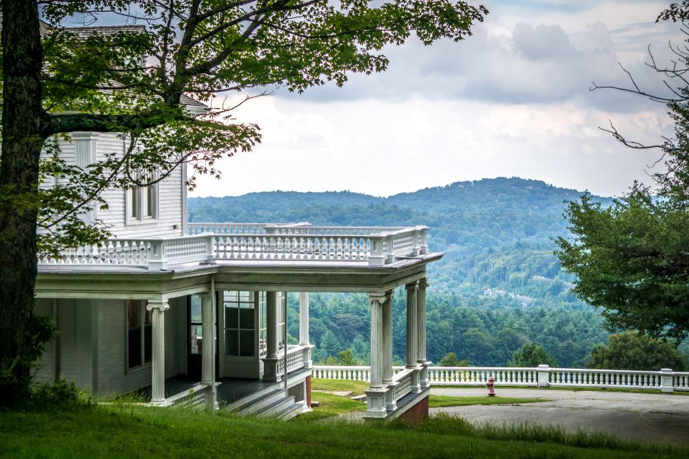 Exterior of the Royal flat top Manor