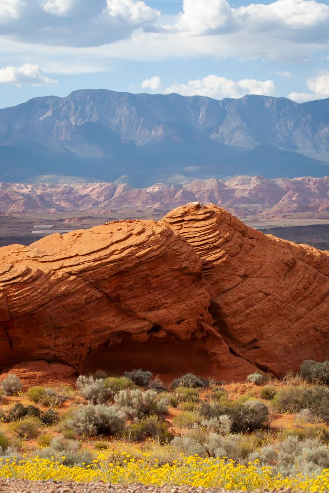 Red rocks at Sand Hollow Reservoir