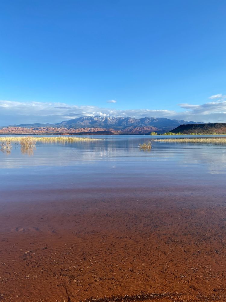 Picturesque view of the lake at Sand Hollow Reservoir