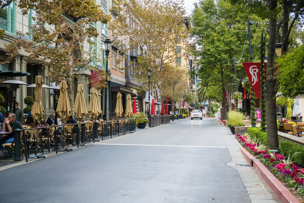 Outdoor dining at Santana Row