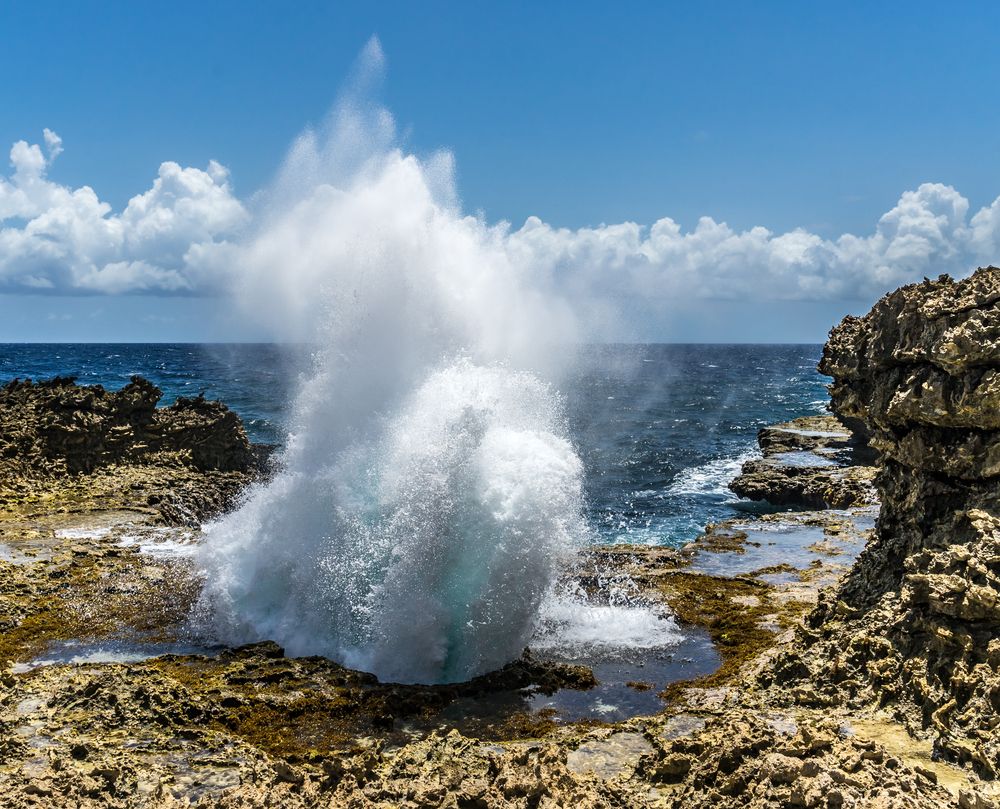 Waves crashing on the rocks at Shete Boka Park