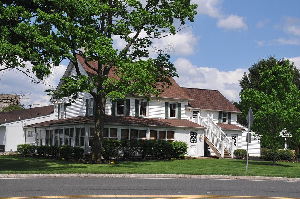 Exterior view of the Stage House Tavern Somerset