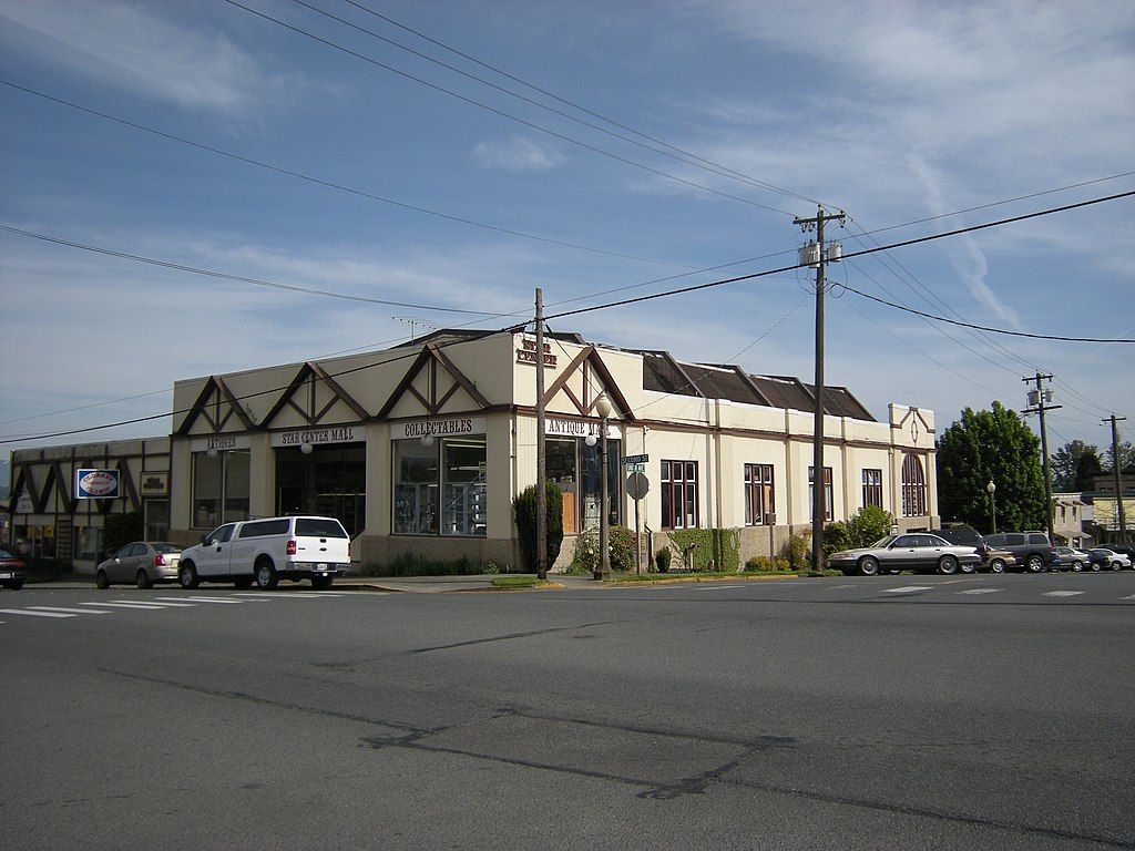 Exterior view of Star Center Antique Mall