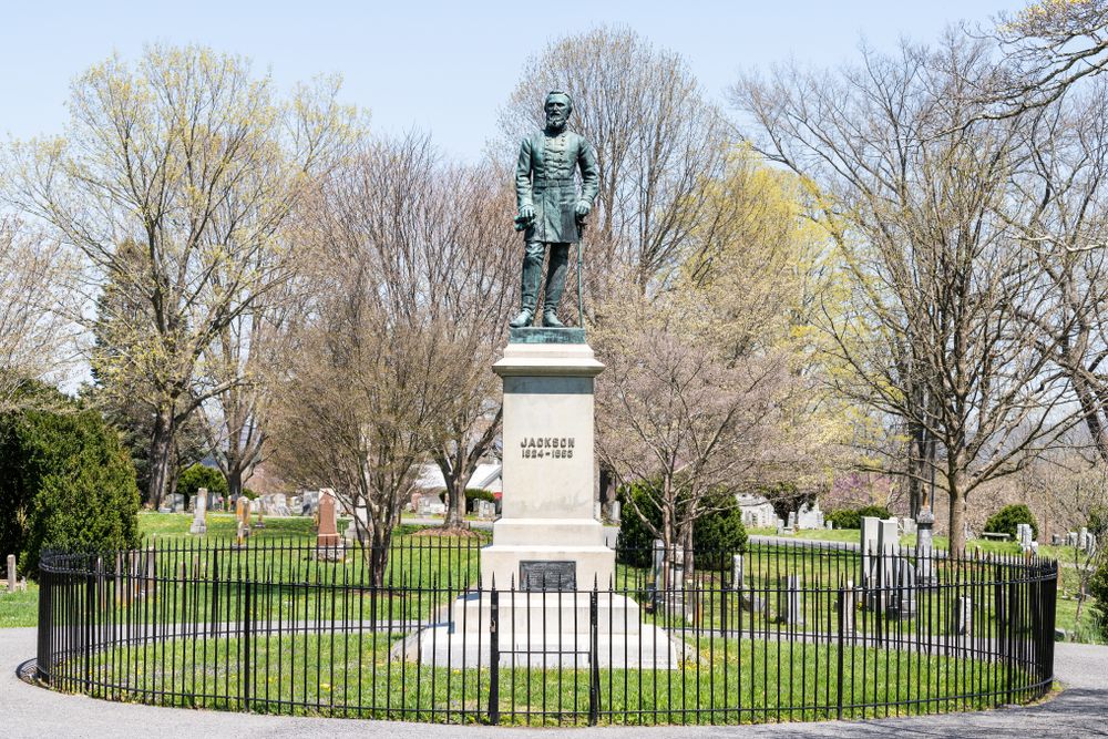 A statue at Stonewall Jackson Memorial Cemetery