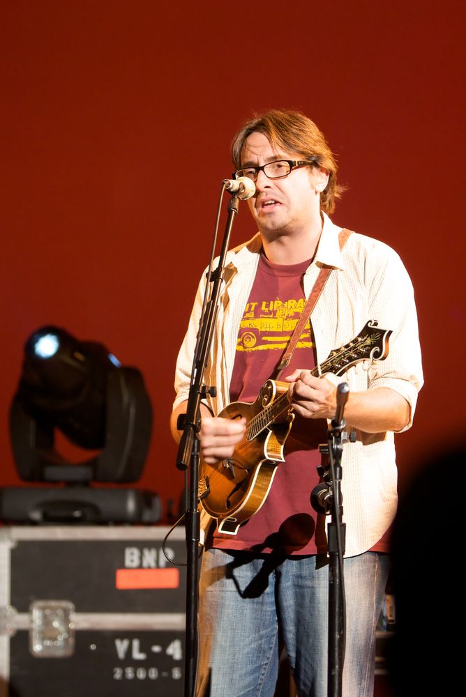 A man performing at Tarrytown Music Hall