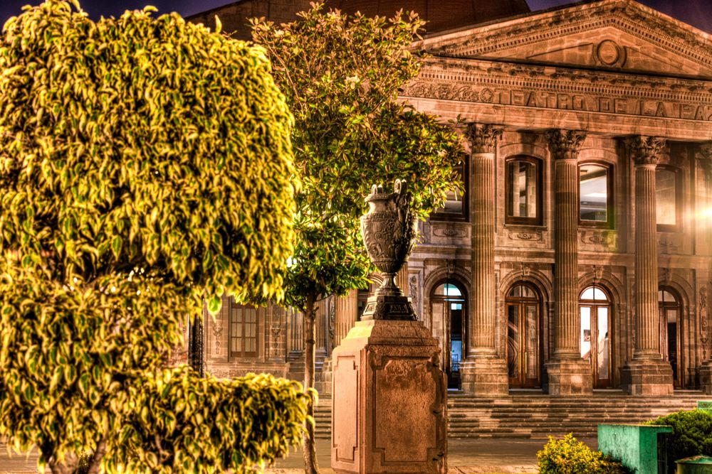 Teatro de la Paz during night
