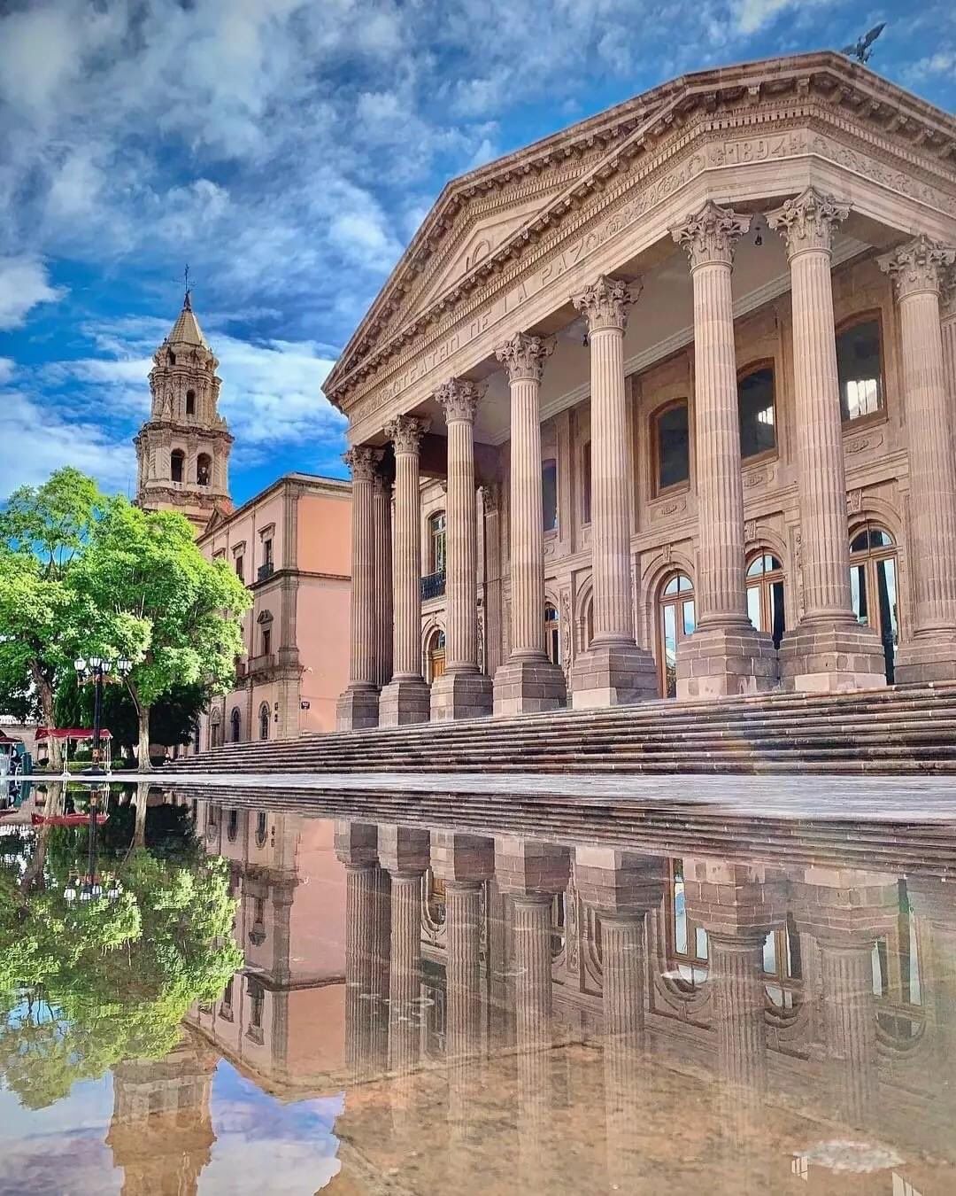 The grand building of Teatro de la Paz