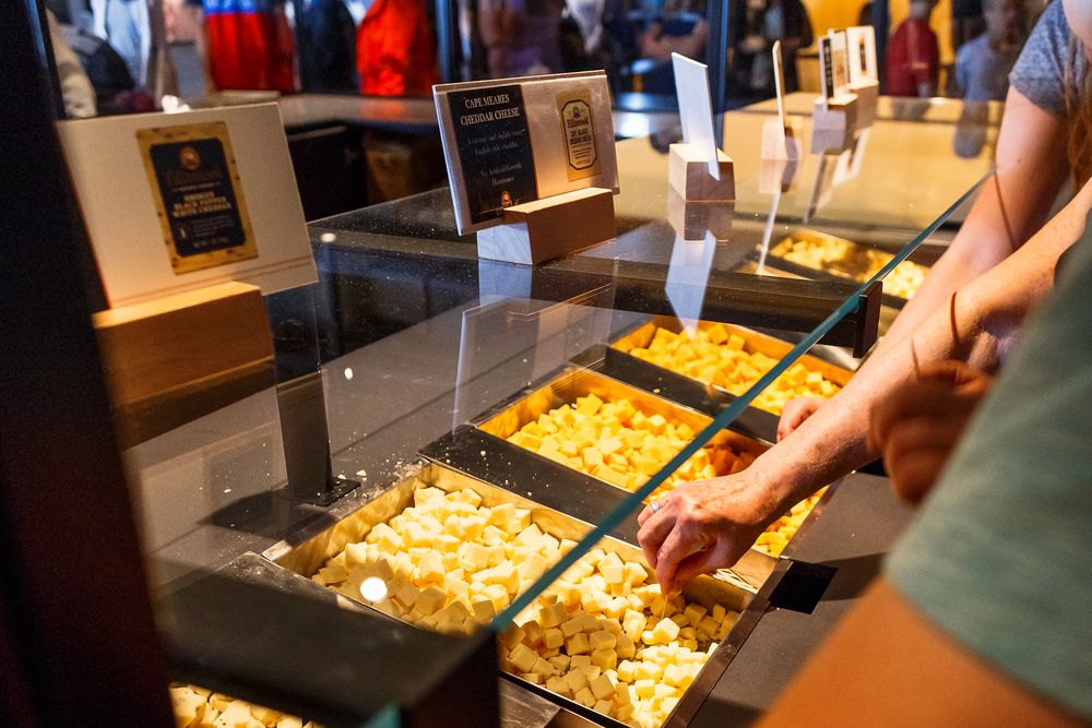 Chesse tasting in Tillamook Shop
