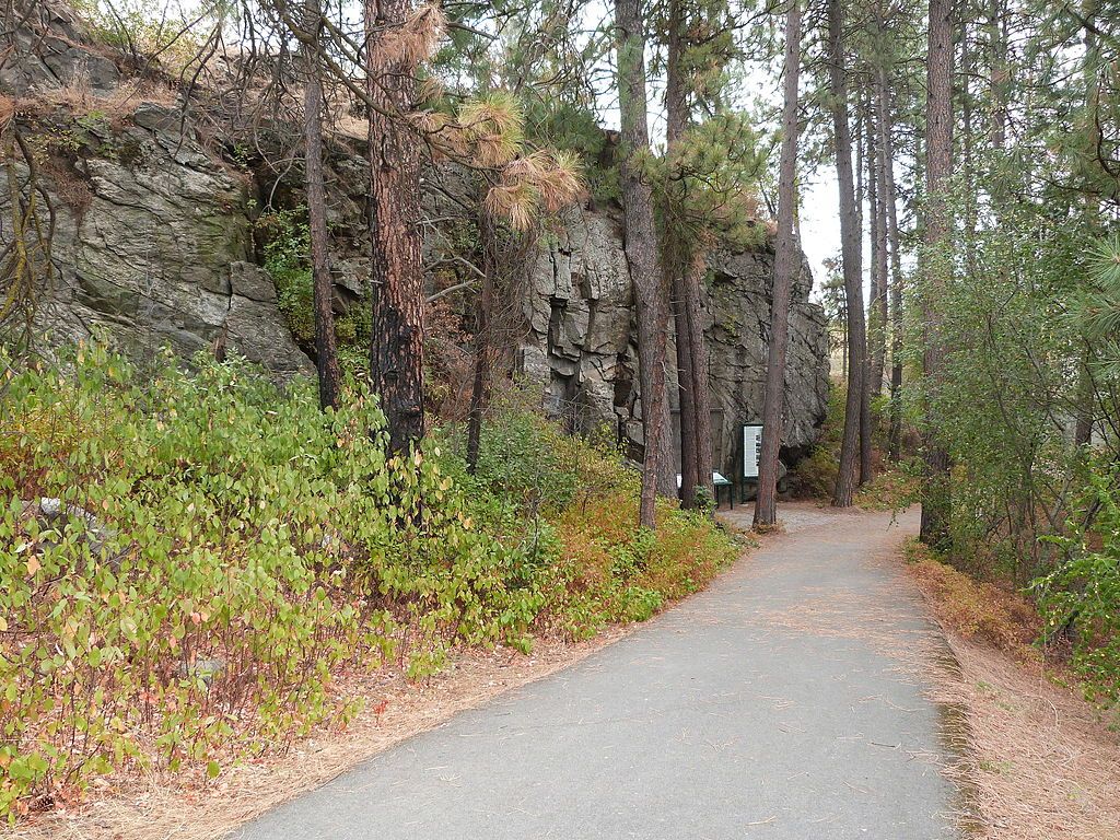 Road leading to Treaty Rock Park