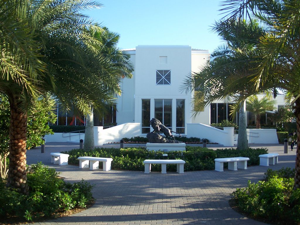 Front view of Vero Beach Museum of Art