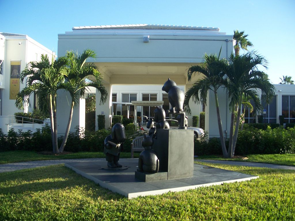 Black Statues in the entrance of Vero Beach Museum of Art