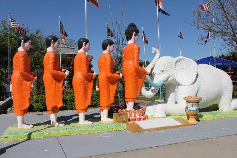 Elephant statue at Wat Dhammararam