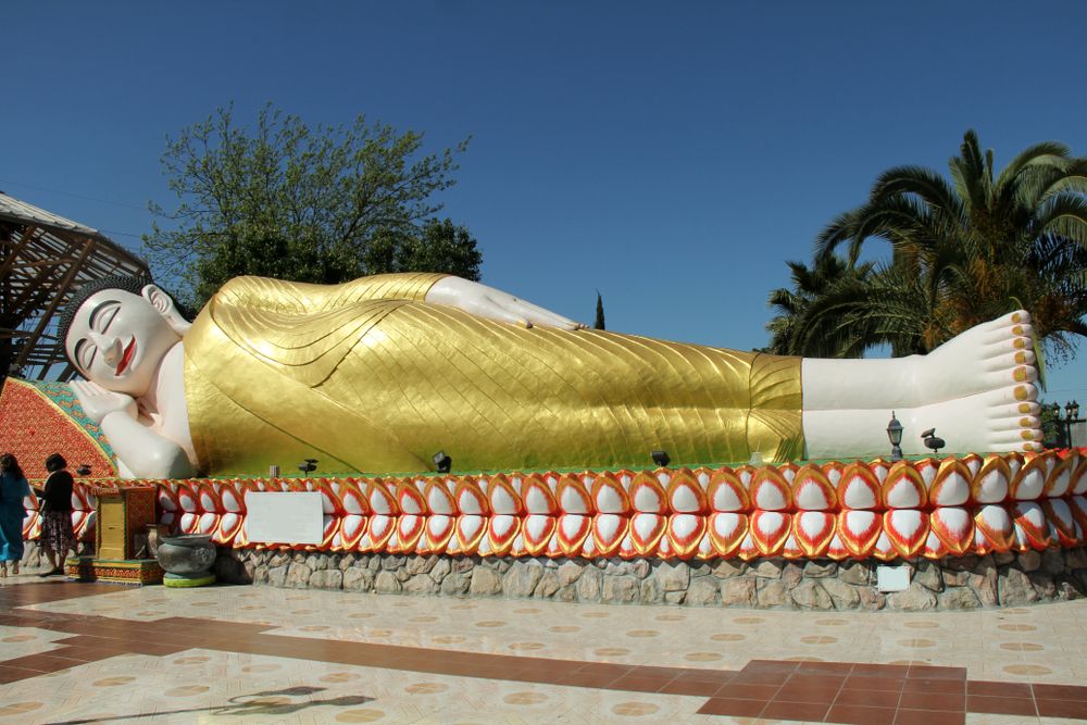Huge sleeping buddha at Wat Dhammararam