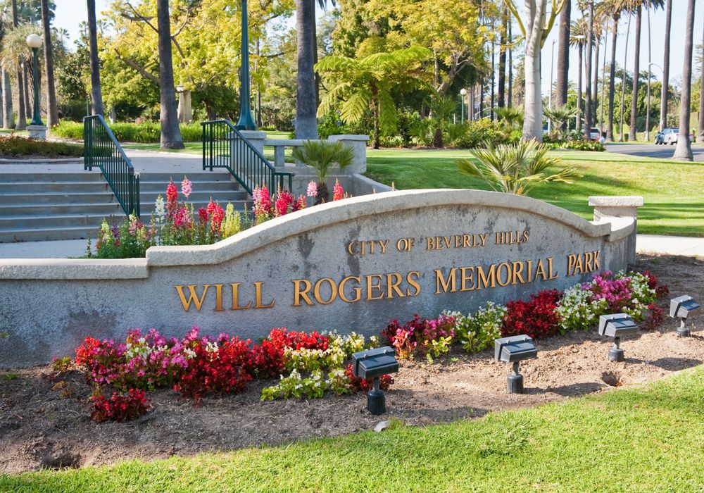 Welcome sign of Will Rogers Memorial Park
