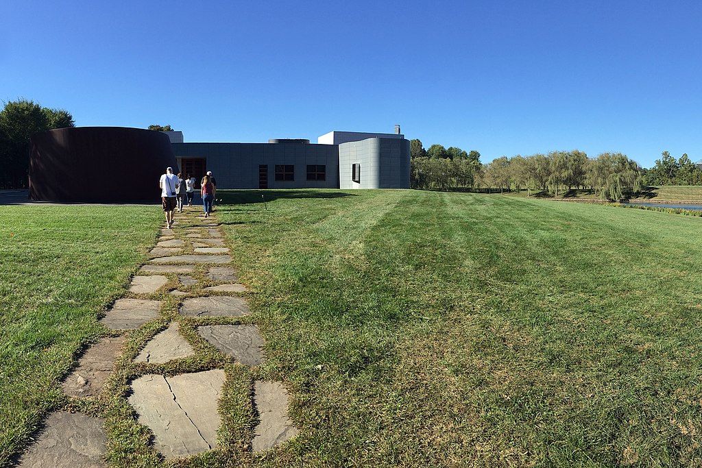 People approaching the Glenstone museum