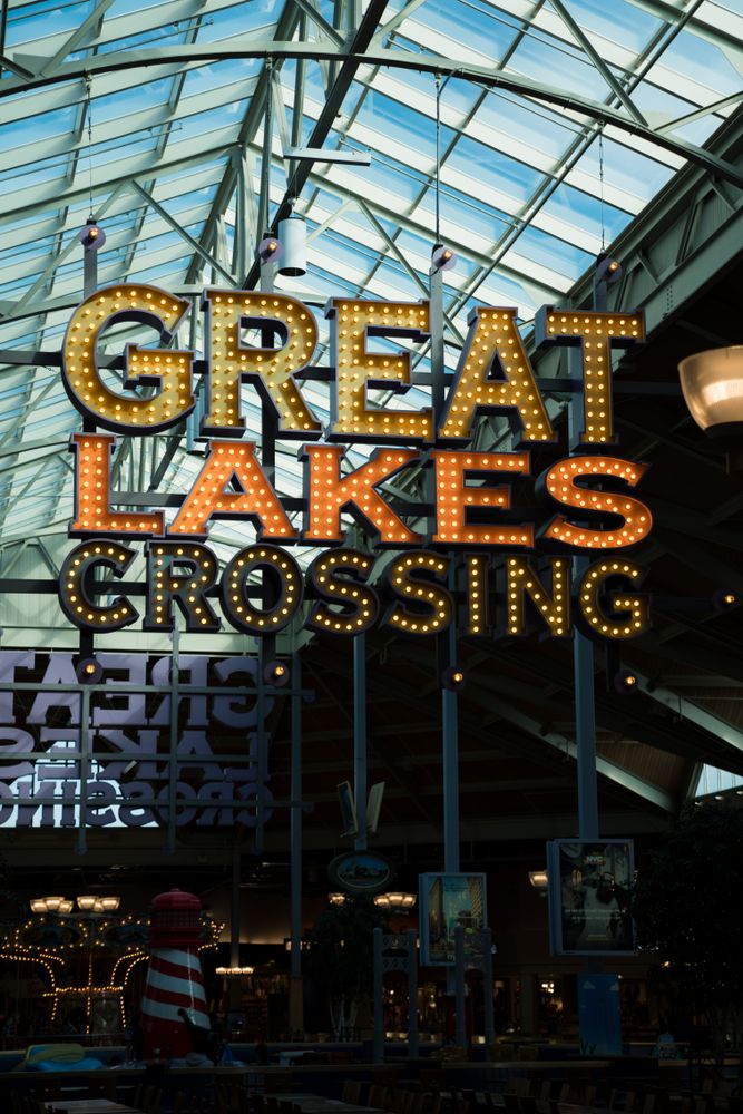 Name sign of Great Lakes Crossing Outlets