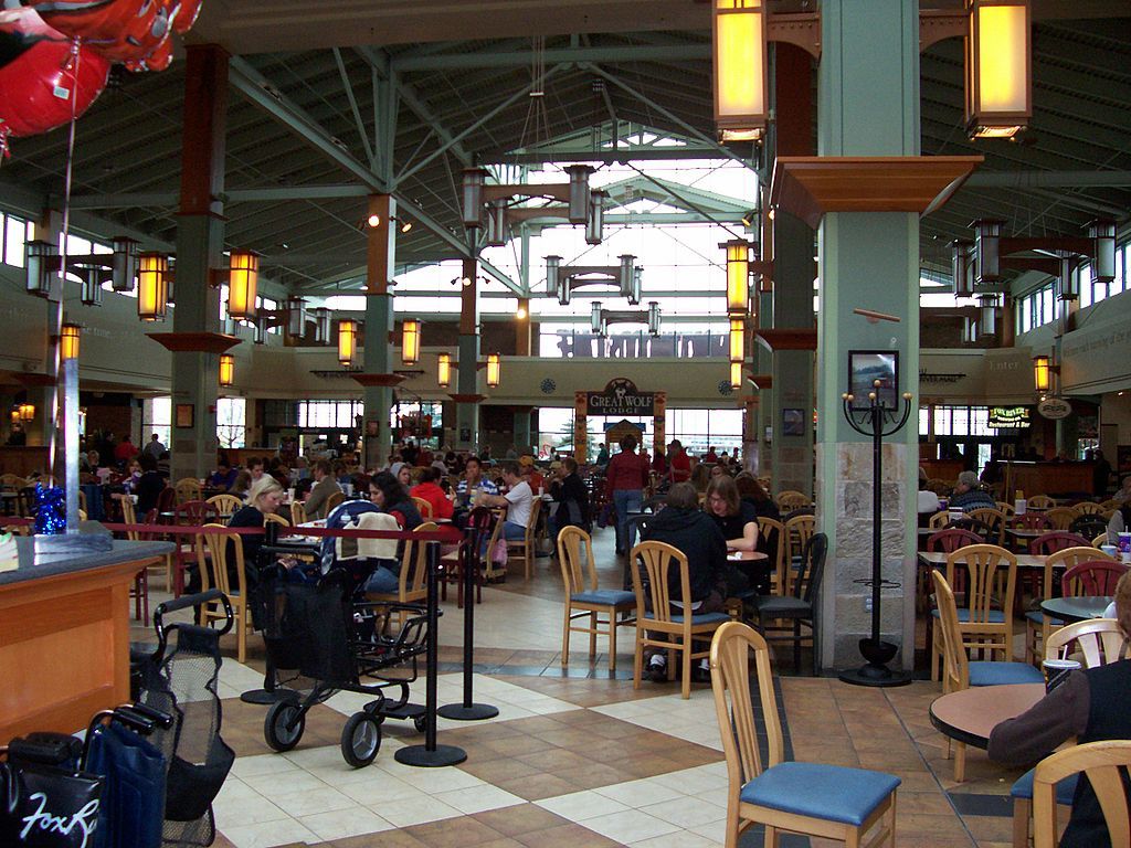 Foodcourt in Fox River Mall