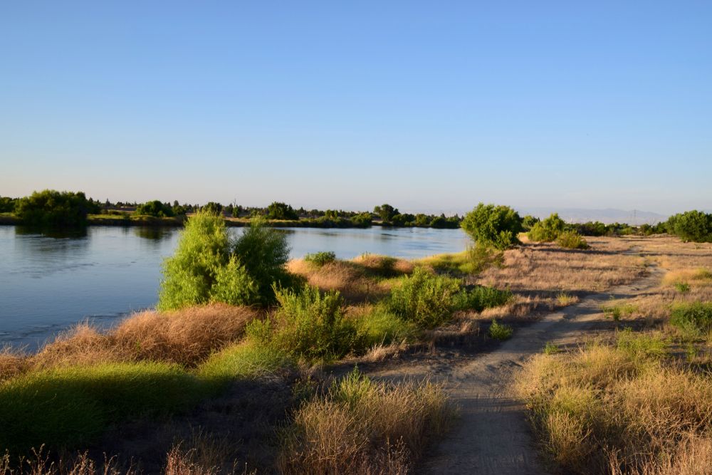 Riverside trail of Kern River Parkway Trail