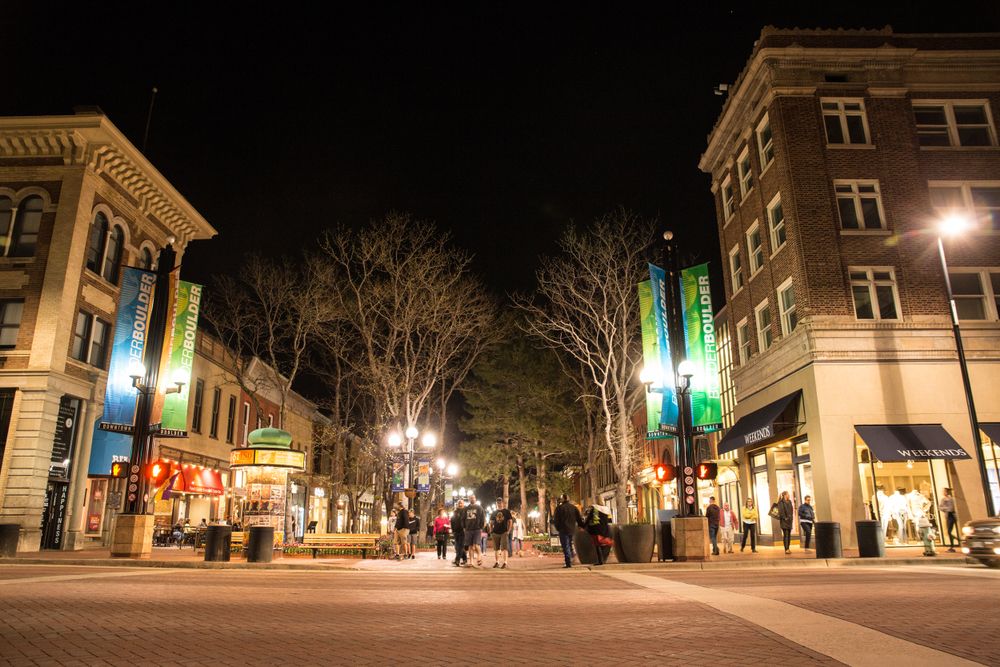Night scene at Pearl Street Mall