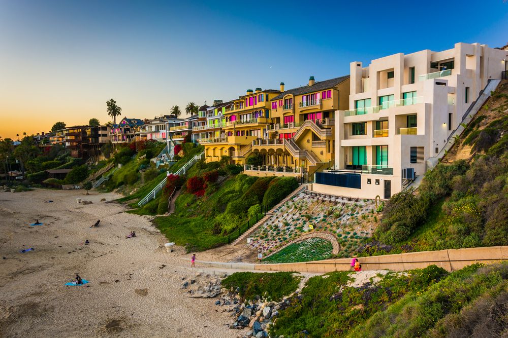 Houses on the cliff at Corona Del Mar State Beach Park