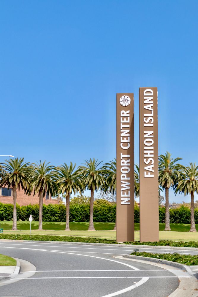 Tall signage of Fashion Island