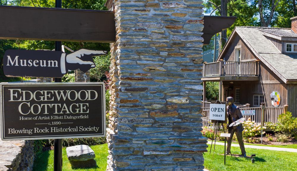 Welcome sign of Edgewood Cottage