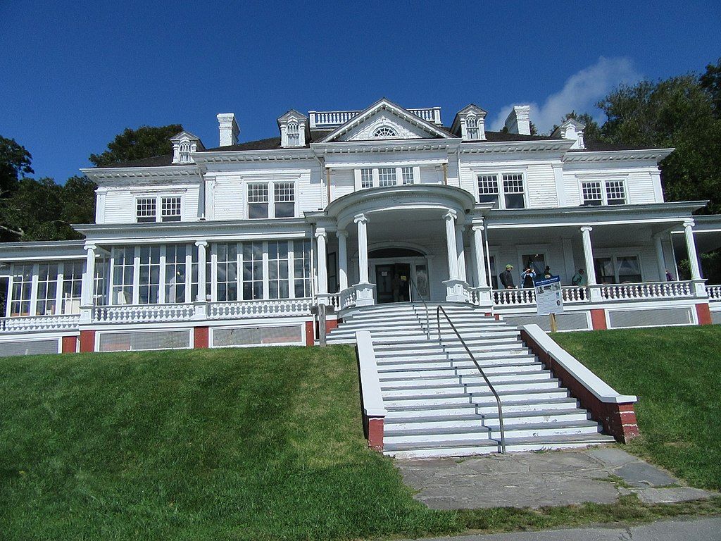 Front view of Royal Flat Top Manor's exterior