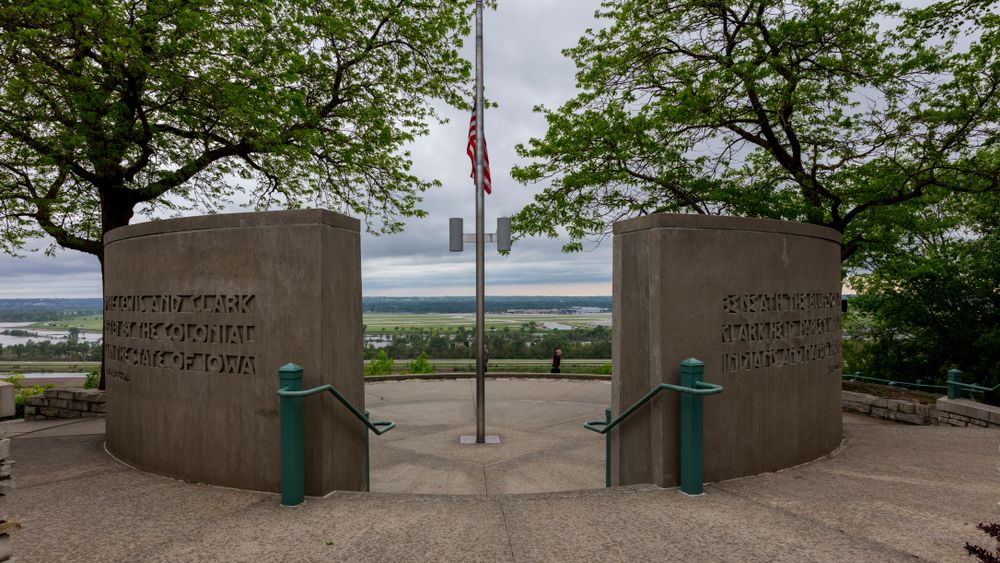 The grounds of Lewis & Clark Monument Scenic Overlook