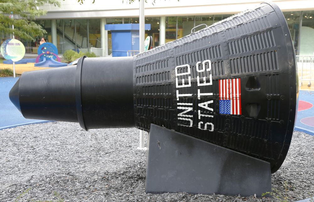 Black-coloured Mercury capsule, with the name "United States", and flag printed on it.
