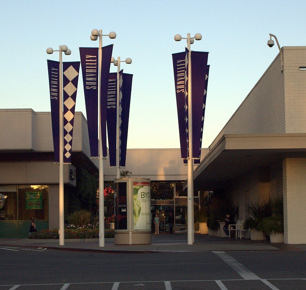 Entrance to Sunvalley Shopping Center