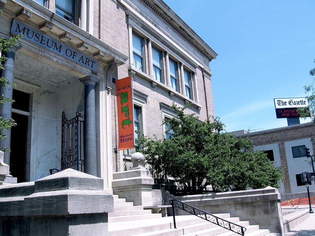 Entrance of Cedar Rapids museum of art