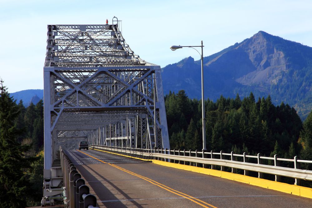The road of Bridge of the Gods
