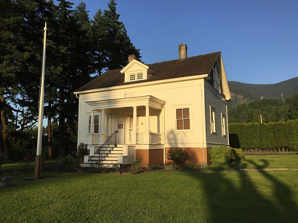 Exterior of Cascade Locks Historical Museum