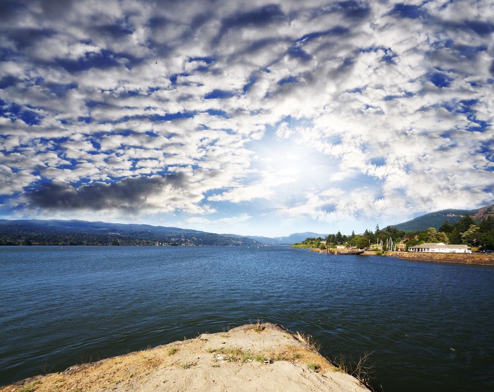 The waters of Cascade Locks Marine Park