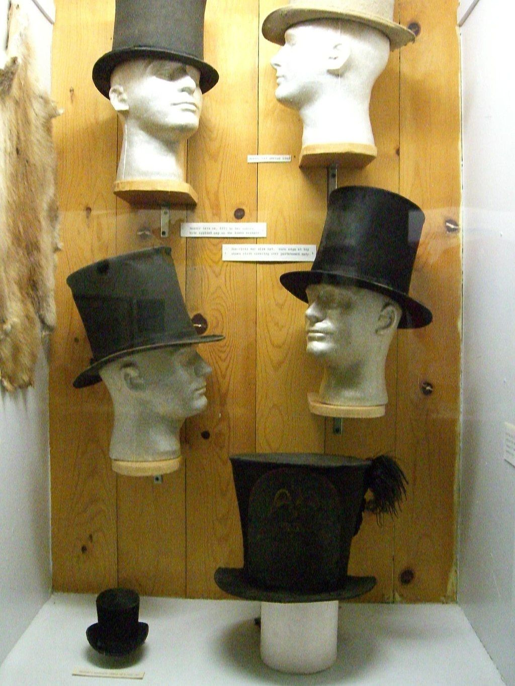 Hats exhibit in Museum of the Fur Trade