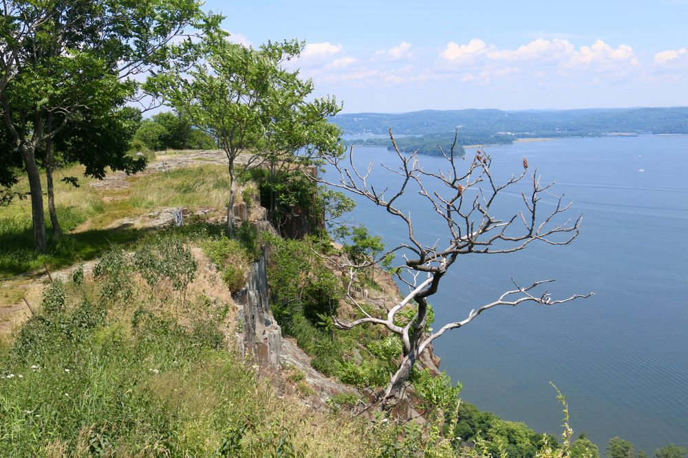 A cliff at Hook Mountain State Park