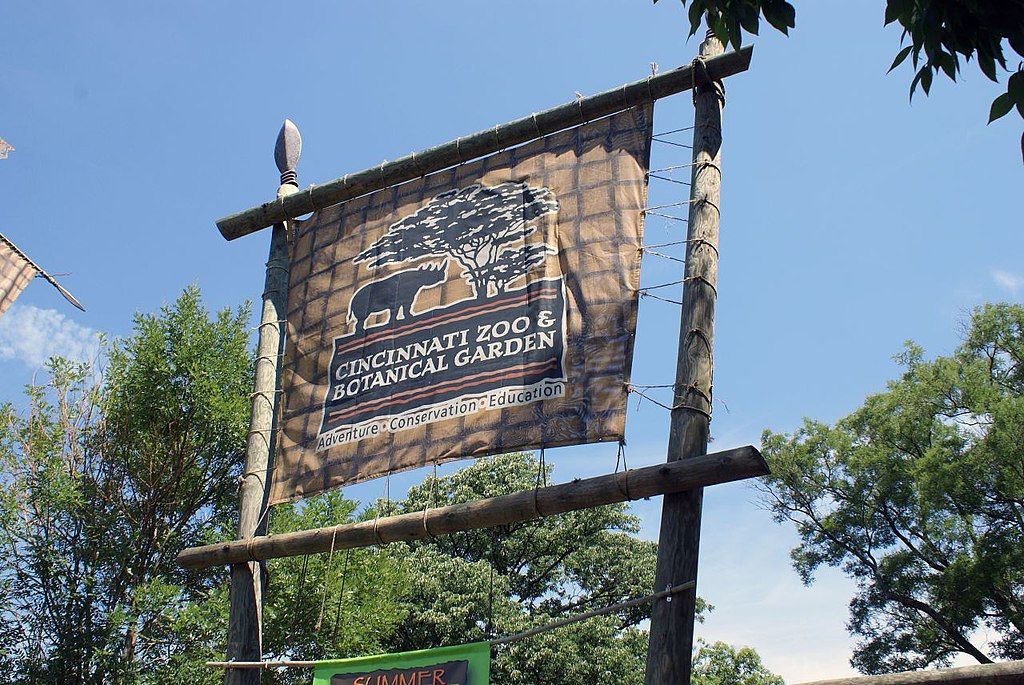 Welcome sign of Cincinnati Zoo and Botanical Garden