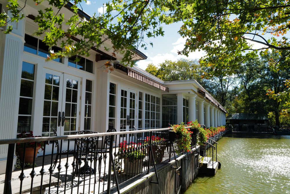 Exterior of Loeb Boathouse restaurant