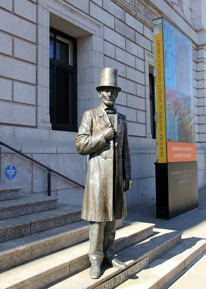 Statue of Abraham Lincoln in front of New York Historical Society