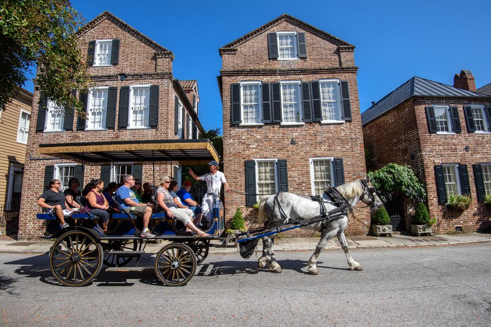 Carriage ride along Charleston's historic neighhborhood