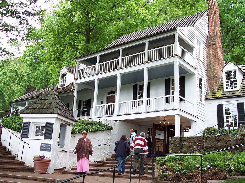 People approaching the Historic Michie Tavern