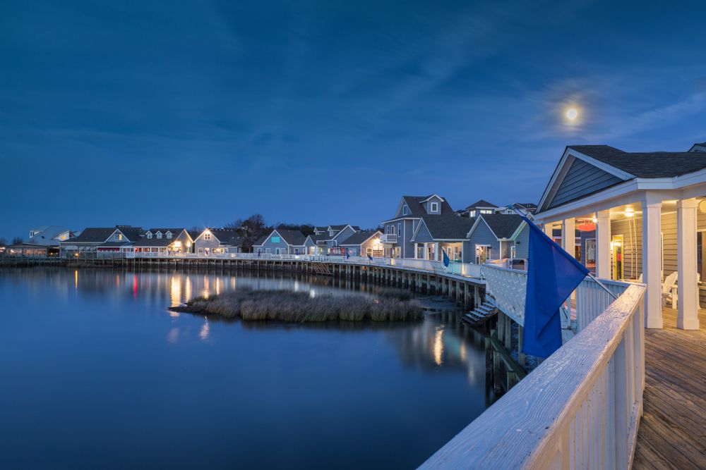 Night scene at the Duck Boardwalk